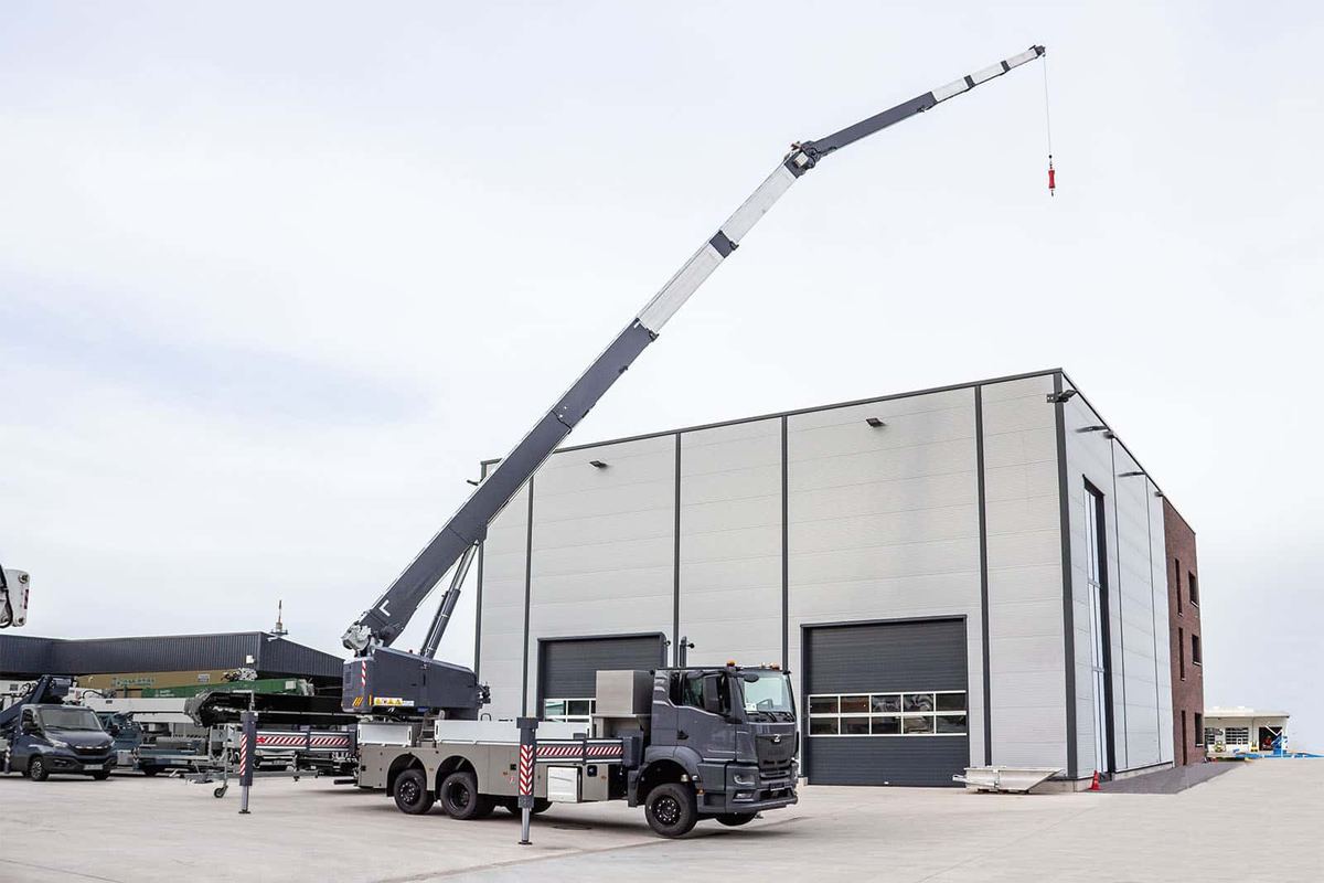 K2350 hebt mit Klappspitze über eine Halle