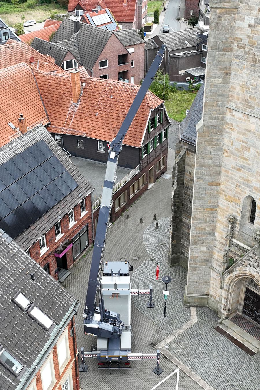 K2350 von oben, abgestützt in einer engen Gasse
